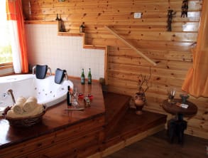 אהבה%20וטבע%20-%20בקתות%20עץ%20ובריכה%20,%20שזור%20-%20מושב